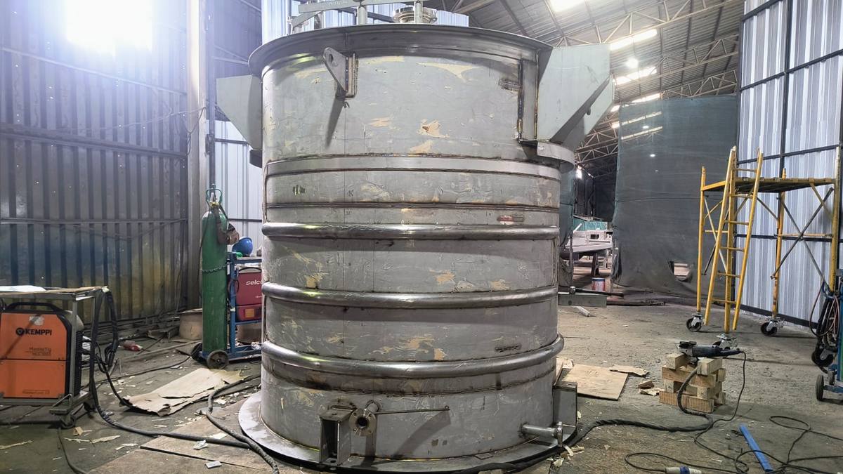 Virola de estanque de acero inoxidable en proceso de armado