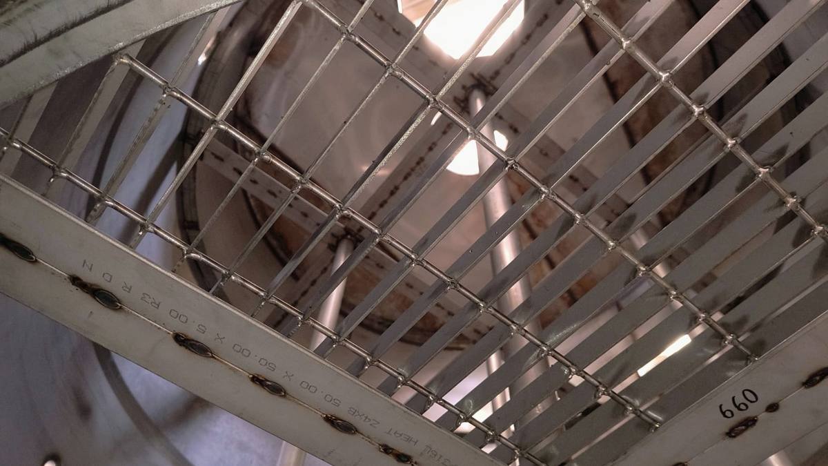 Detalle de la trama de un grating de acero inoxidable