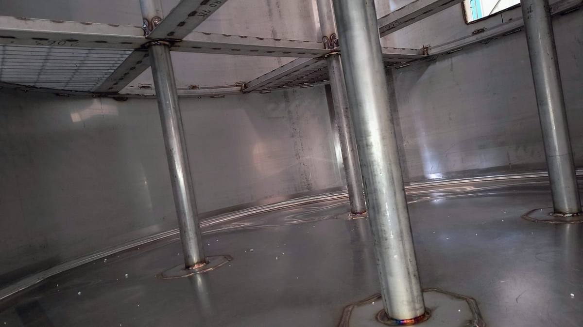 Interior de un estanque de acero inoxidable con soportería y cordones de soldadura