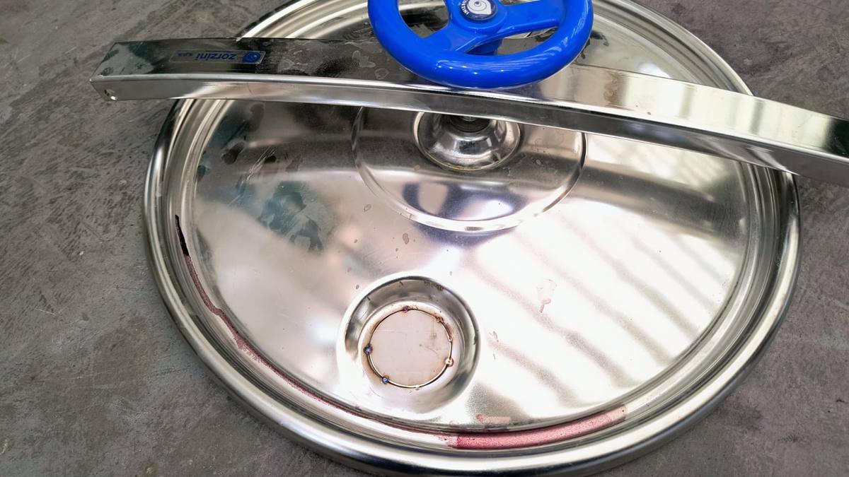Tapa de registro en acero inoxidable con pulido espejo y cierre de volante